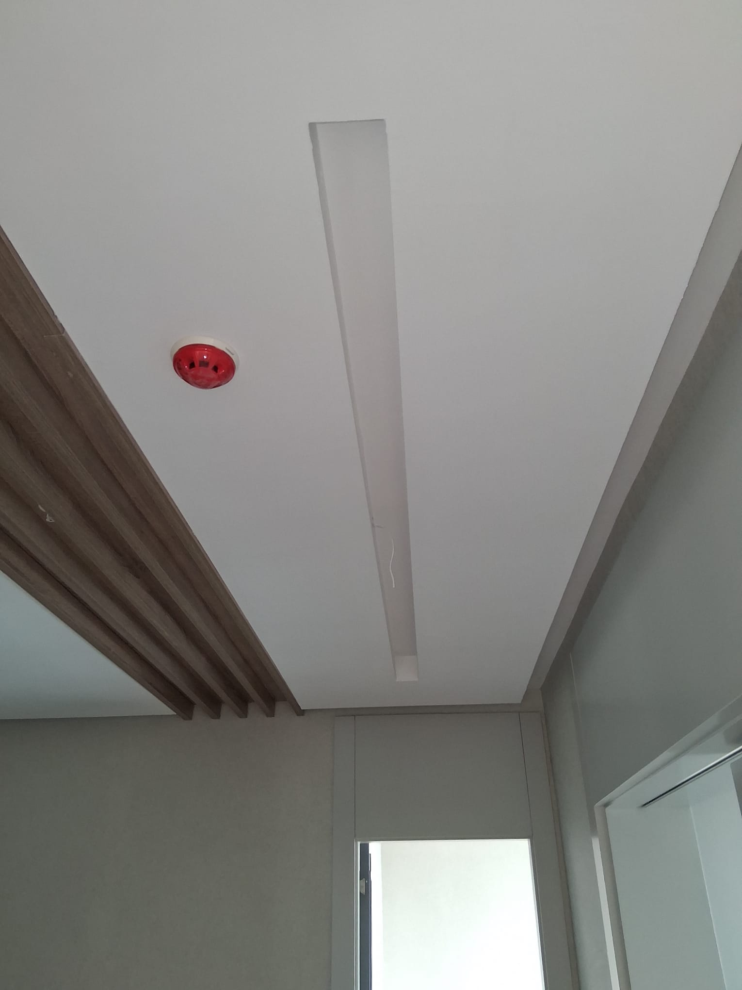 Ahşap görünümlü çıtalar ve beyaz alçıpan tavan