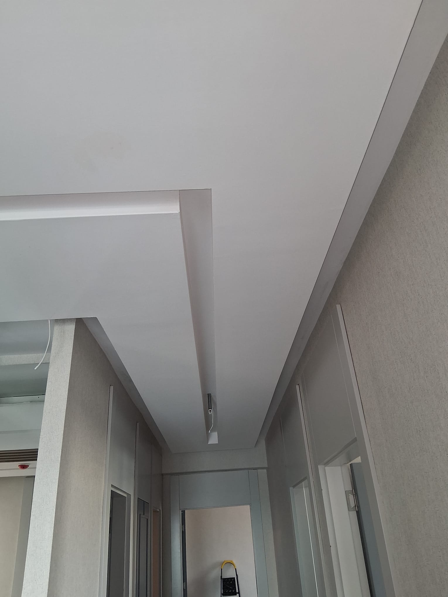 Koridorda alçıpan tavan ve dekoratif duvar uygulaması